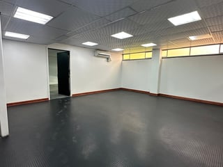 Edificio en alquiler sobre la 20 calle zona 10 - 2