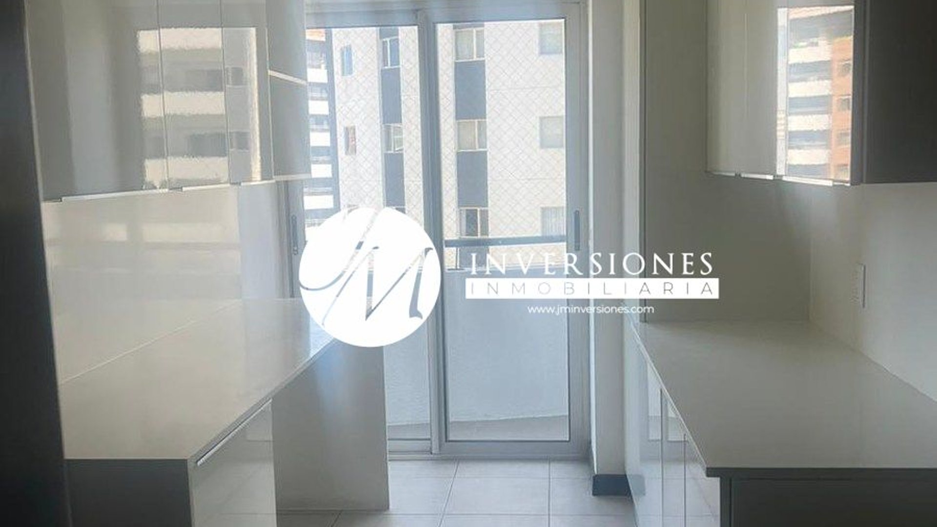 Apartamento en renta de 2 dormitorios en zona 14 - Miniatura 3