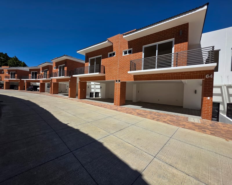 Casa con balcón de 4 habs en venta Trivento KM 18.5 CAES Ref-5635