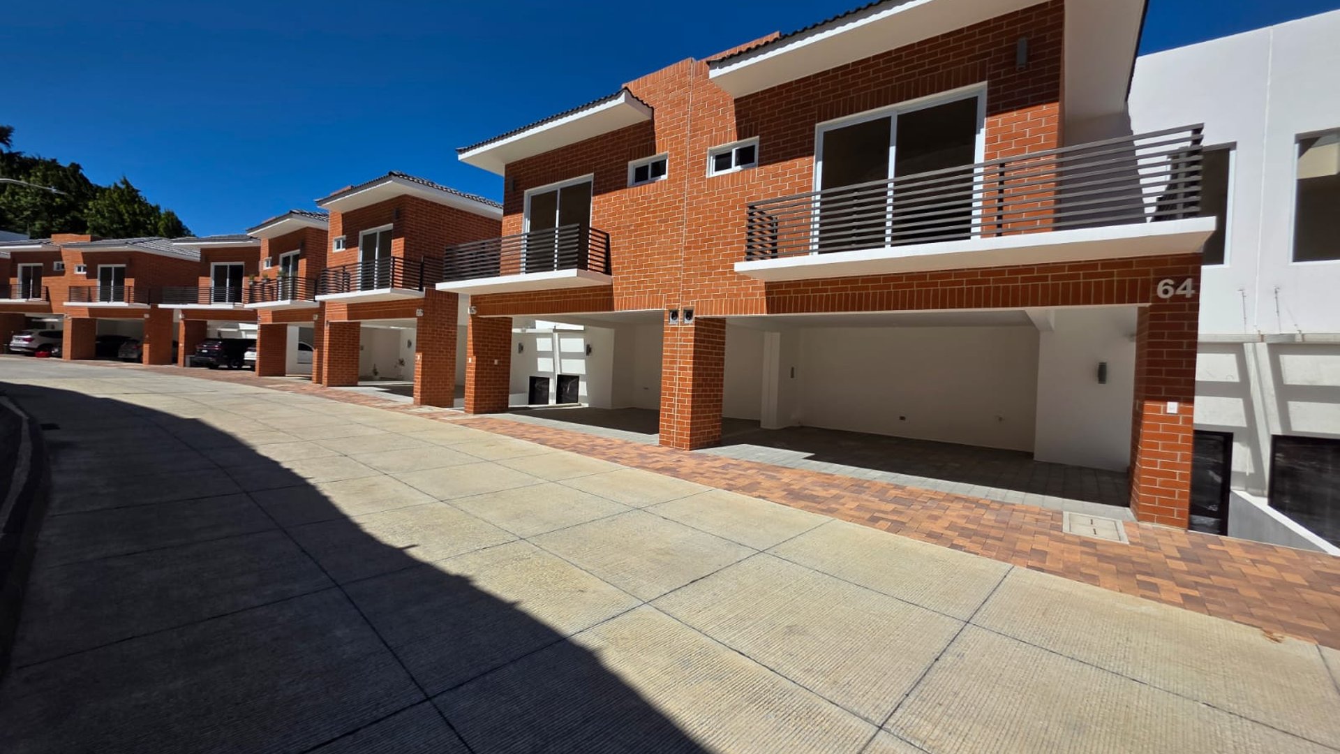 Casa con balcón de 4 habs en venta Trivento KM 18.5 CAES Ref-5635