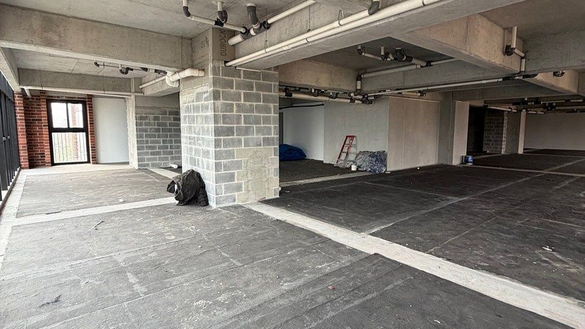 Oficinas en venta Zona 10 Guatemala con parqueos y bodegas - Miniatura 3