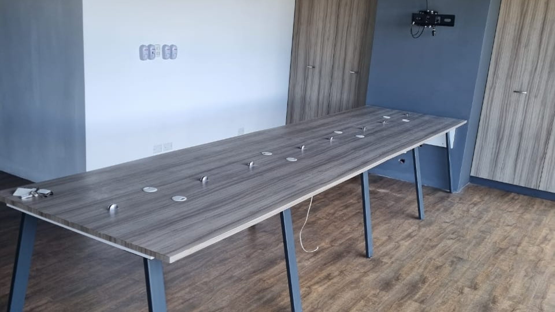 Alquilo / vendo amplia oficina Edificio Desing Center zona 10