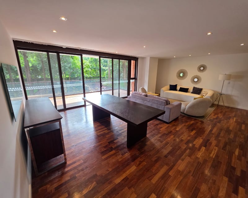 Renta de apartamento con balcon y 3 habitaciones en zona 10 Ref-5492
