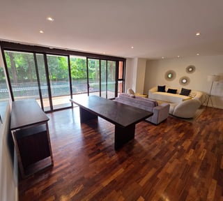 Renta de apartamento con balcon y 3 habitaciones en zona 10 Ref-5492