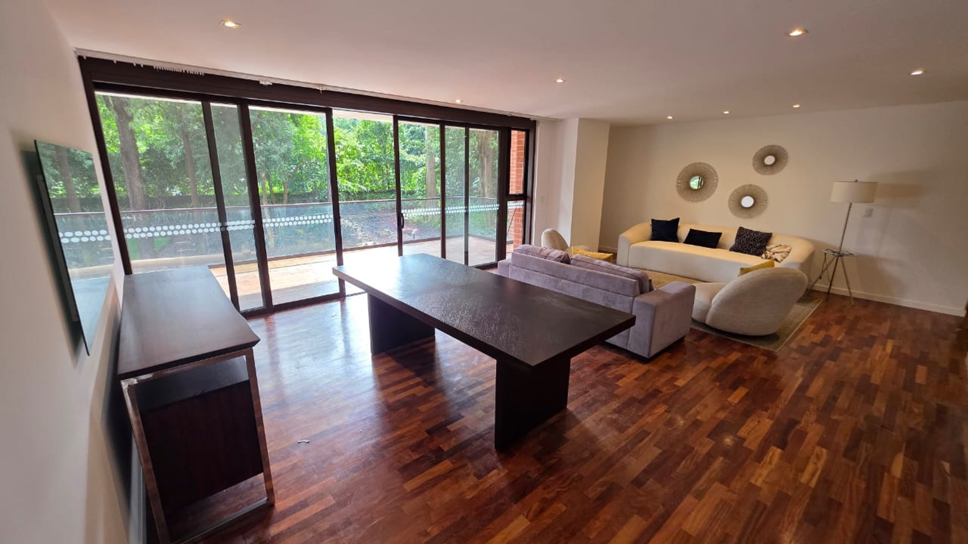 Renta de apartamento con balcon y 3 habitaciones en zona 10 Ref-5492