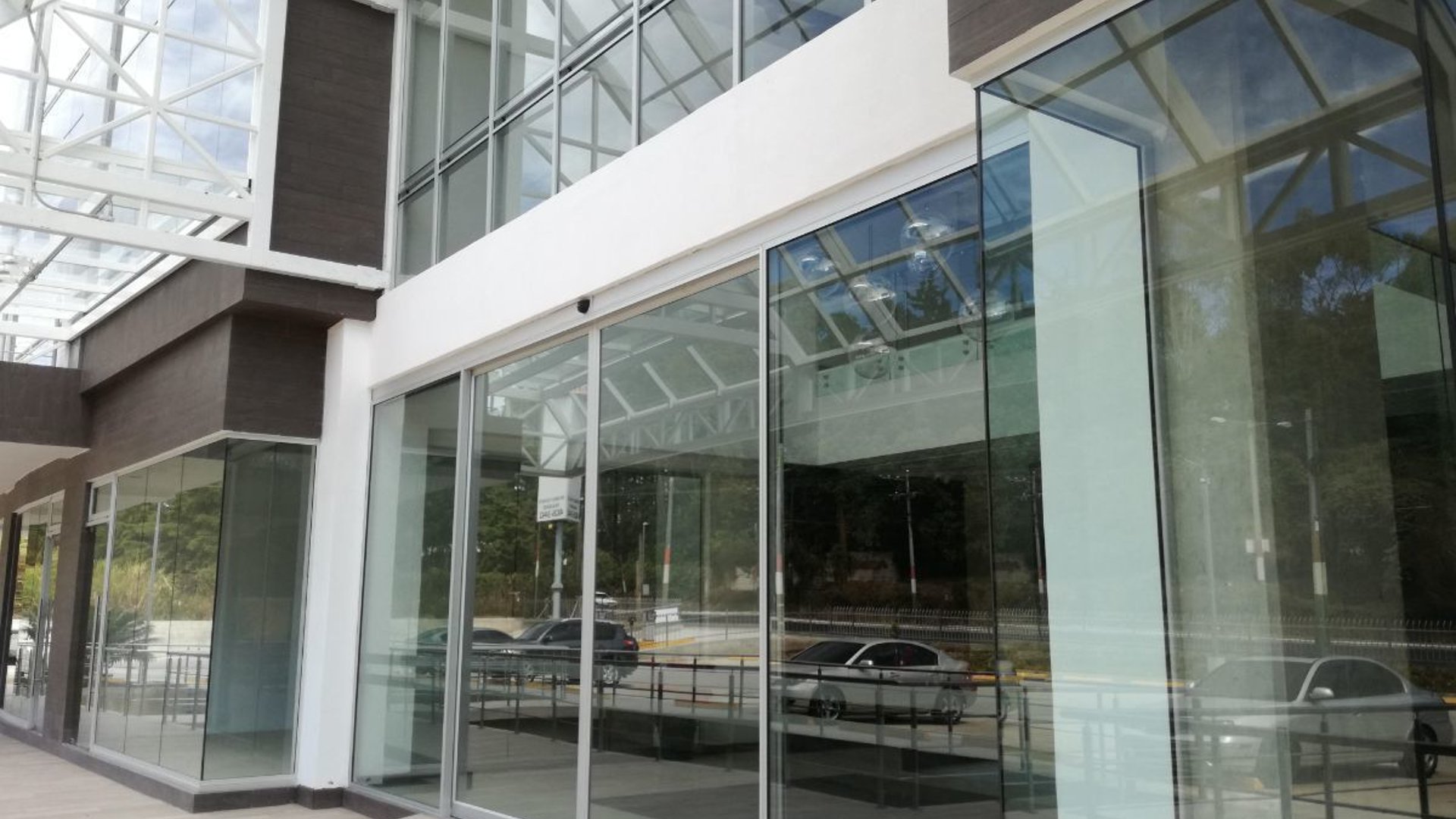 Rento oficina de 96.48mt2 CES, $1,050 incluye mantenimiento - Miniatura 4