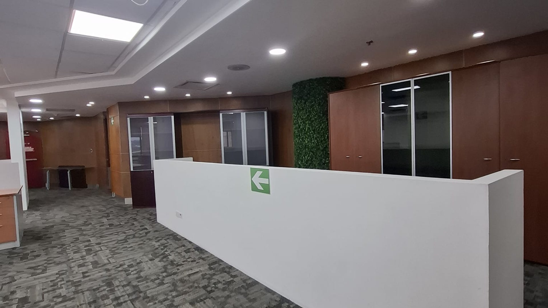 Oficina en venta en zona 10 Medio nivel Para inversión