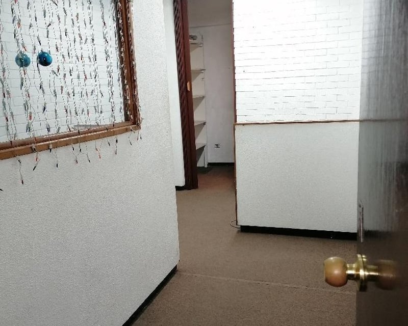 Rento Oficina Comercial en zona 9 sobre Avenida Reforma