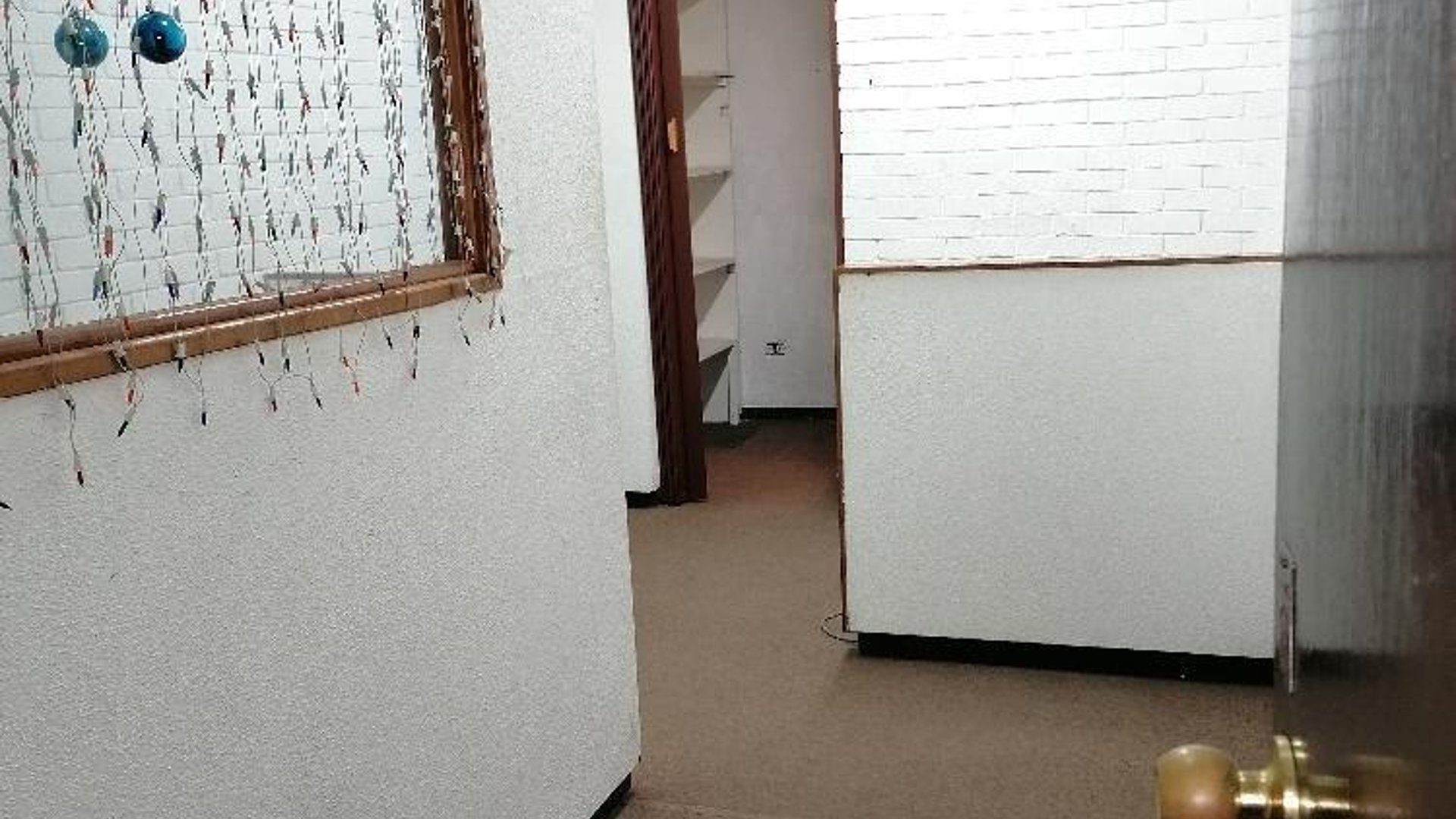 Rento Oficina Comercial en zona 9 sobre Avenida Reforma