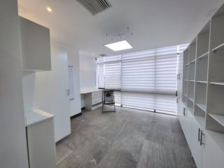RENTA Oficina Zona 10 Renovati  - 5