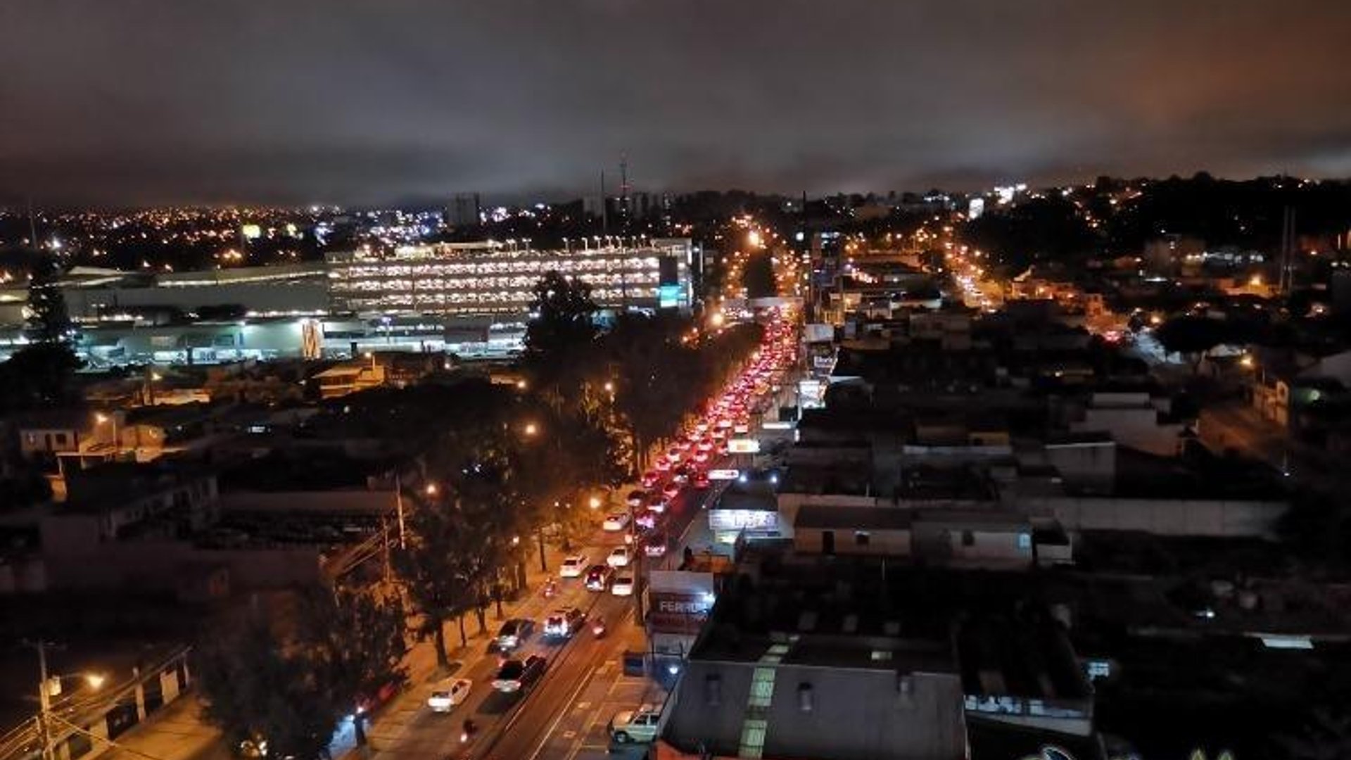 Oficina en renta en zona 7 sobre Calzada San Juan - Miniatura 2