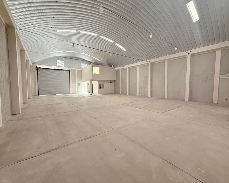 📍 BODEGA EN RENTA – 325 M² + OFICINA | ENTRADA DE JALAPA