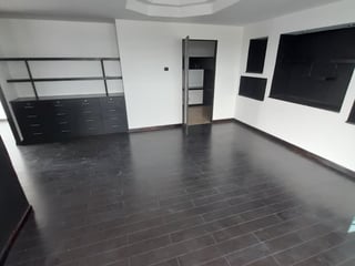 Oficina en Torino 1 Zona 10 | Nivel alto y espacios amplios - Image 6