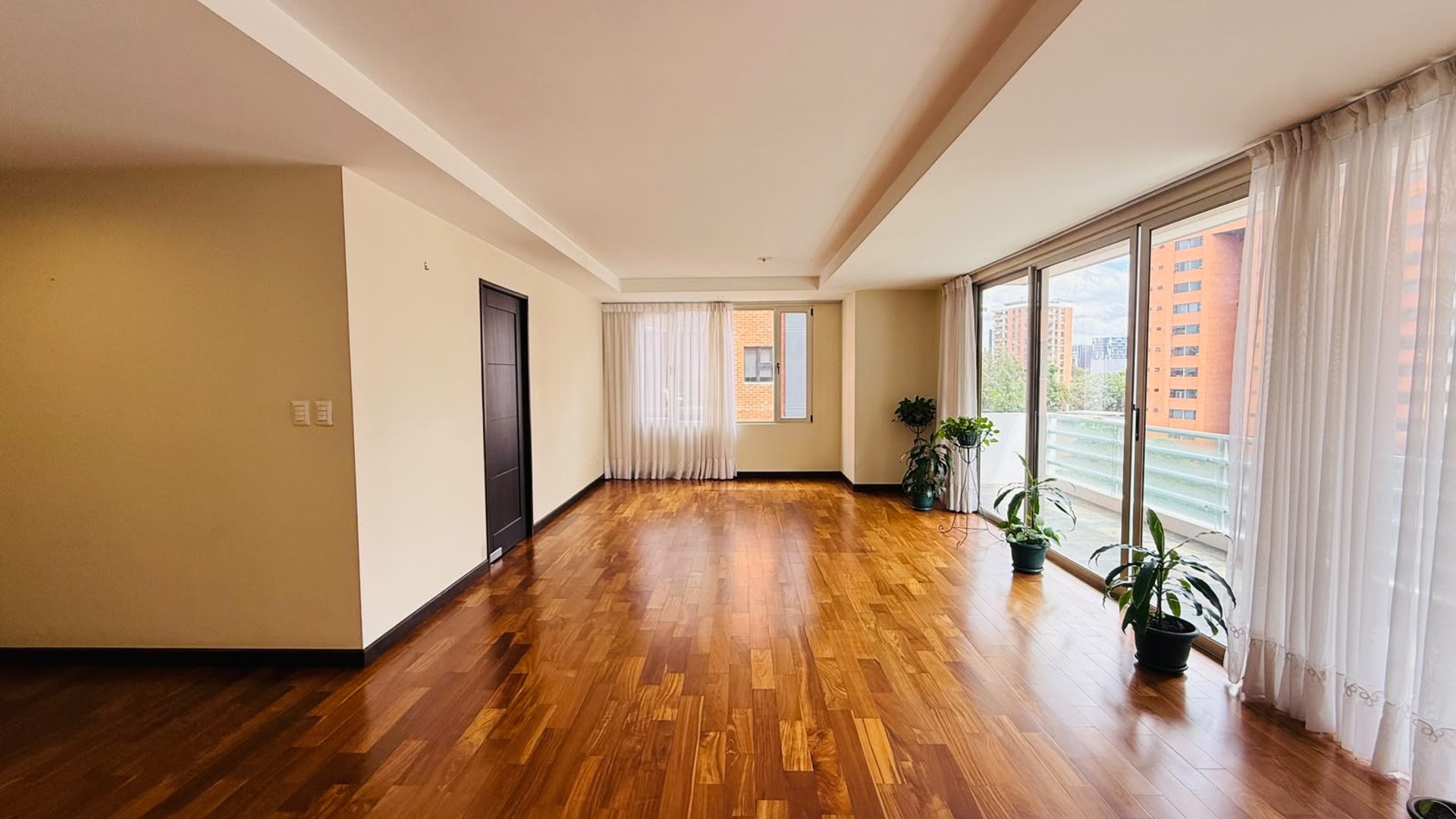 ALQUILER DE AMPLIO Y CÉNTRICO APARTAMENTO - ARIA, ZONA 10
