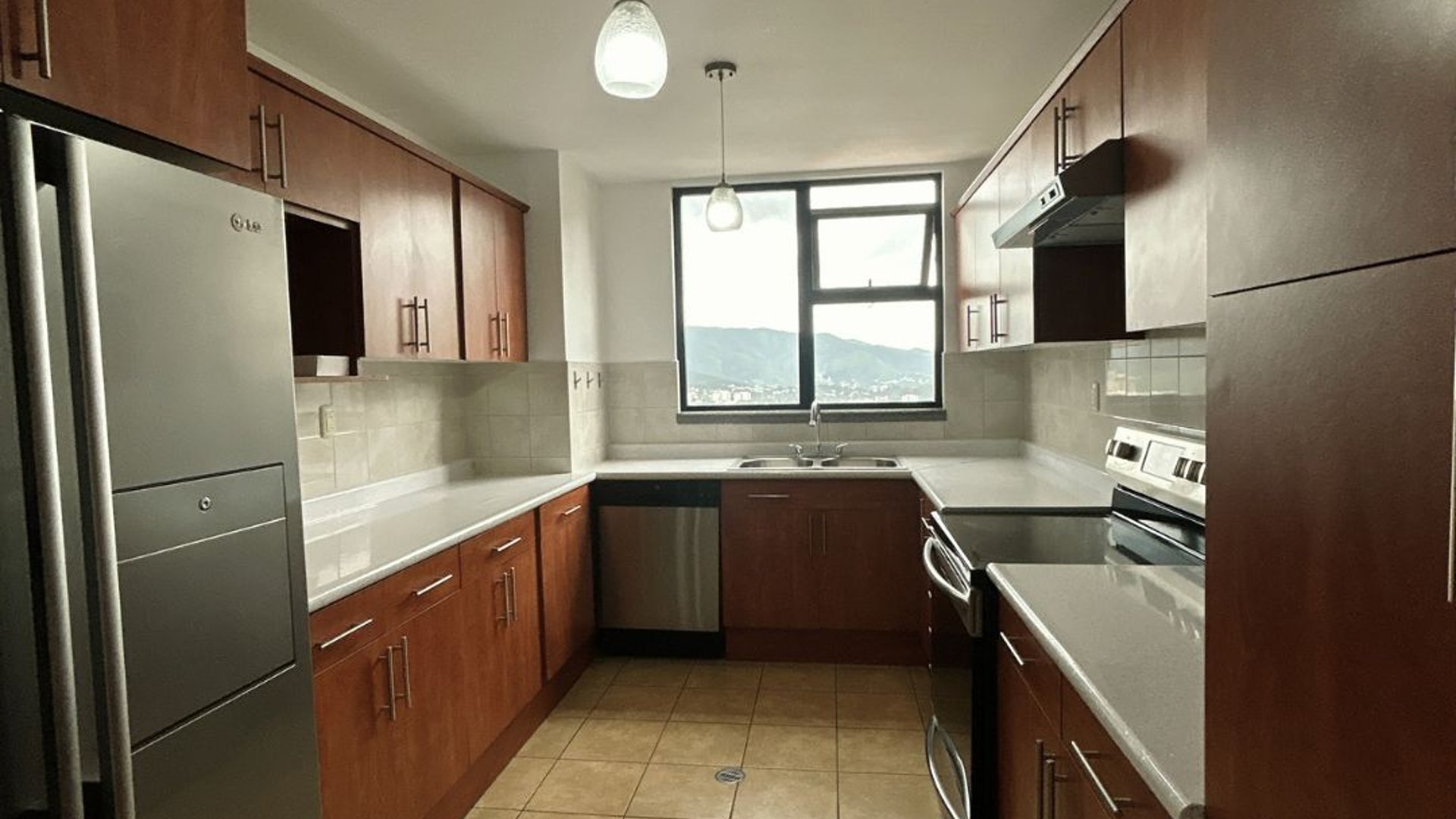 Apartamento en renta de 3 Dormitorios en zona 14