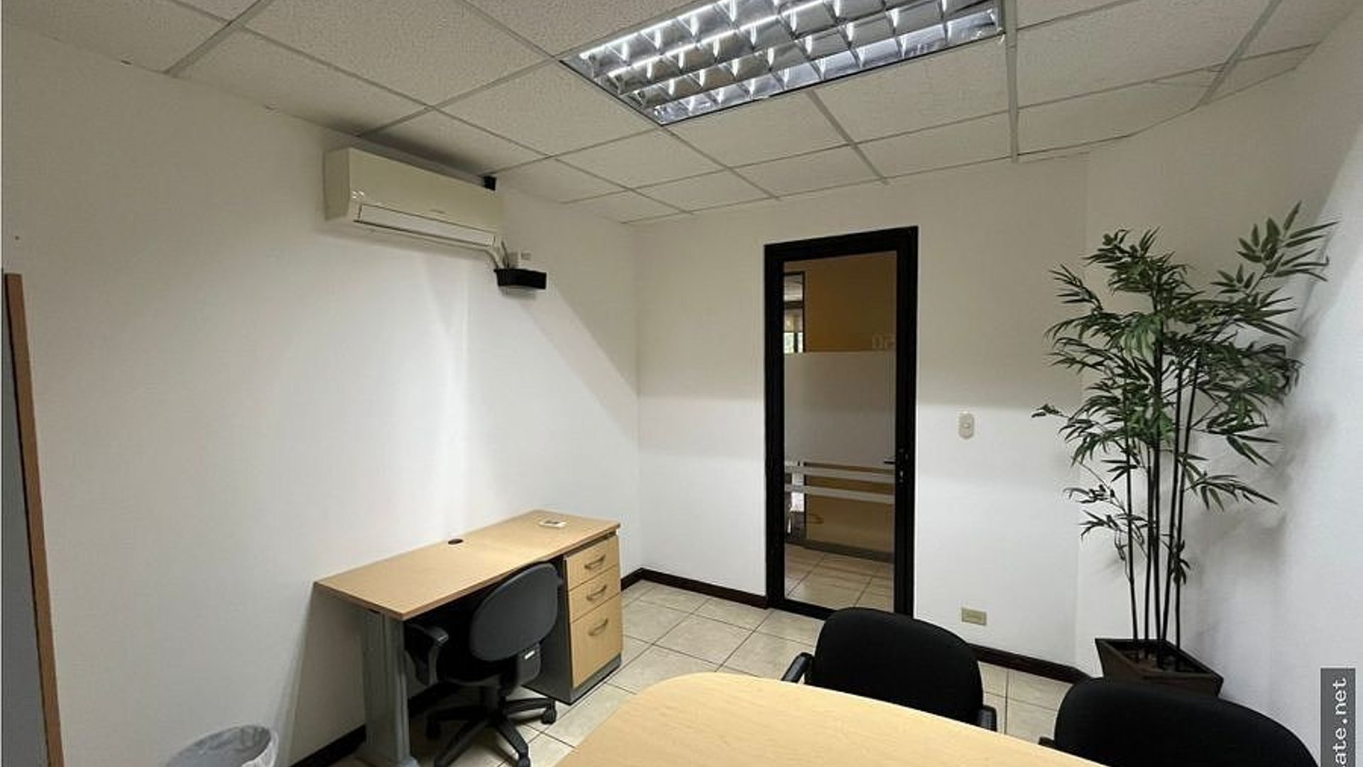 OFICINA AMUEBLADA EN ALQUILER – DESIGN CENTER, ZONA 10 | - Miniatura 10
