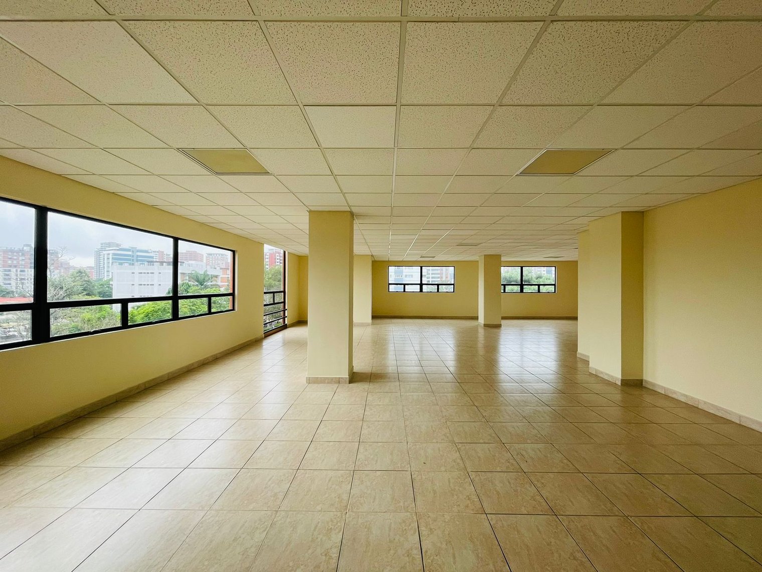 Alquiler de Céntricas Oficinas - Edificio Condesa, Zona 13