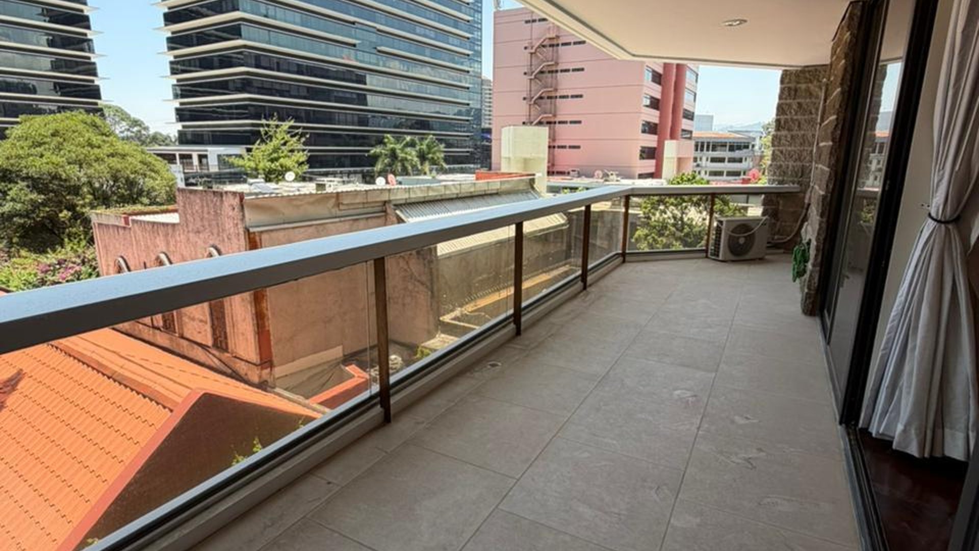 Apartamento en Renta zona 10 / Tiffany II - Image 1
