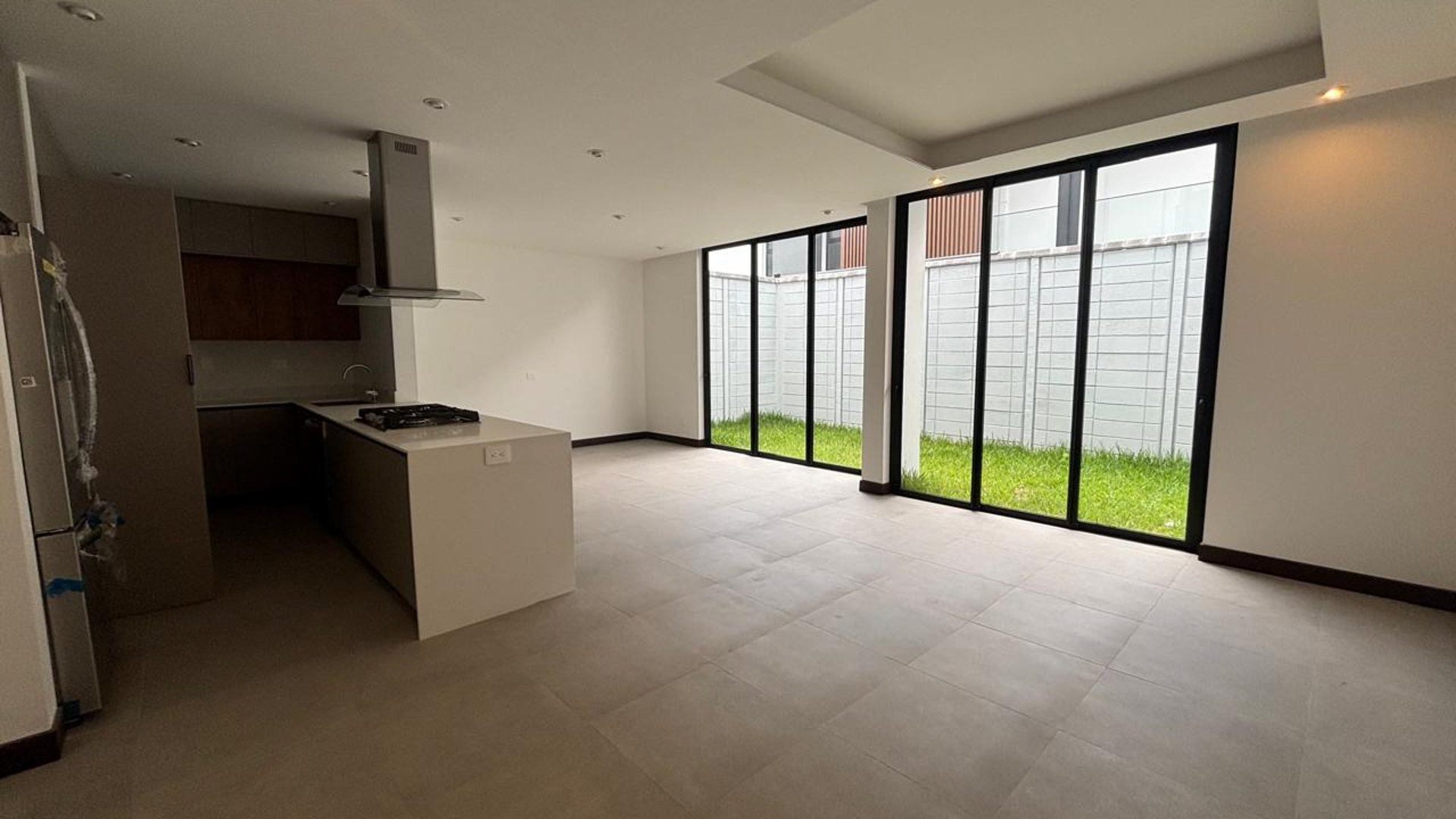 Townhouse en Alquiler Condominio Molie, zona 10 - Miniatura 2