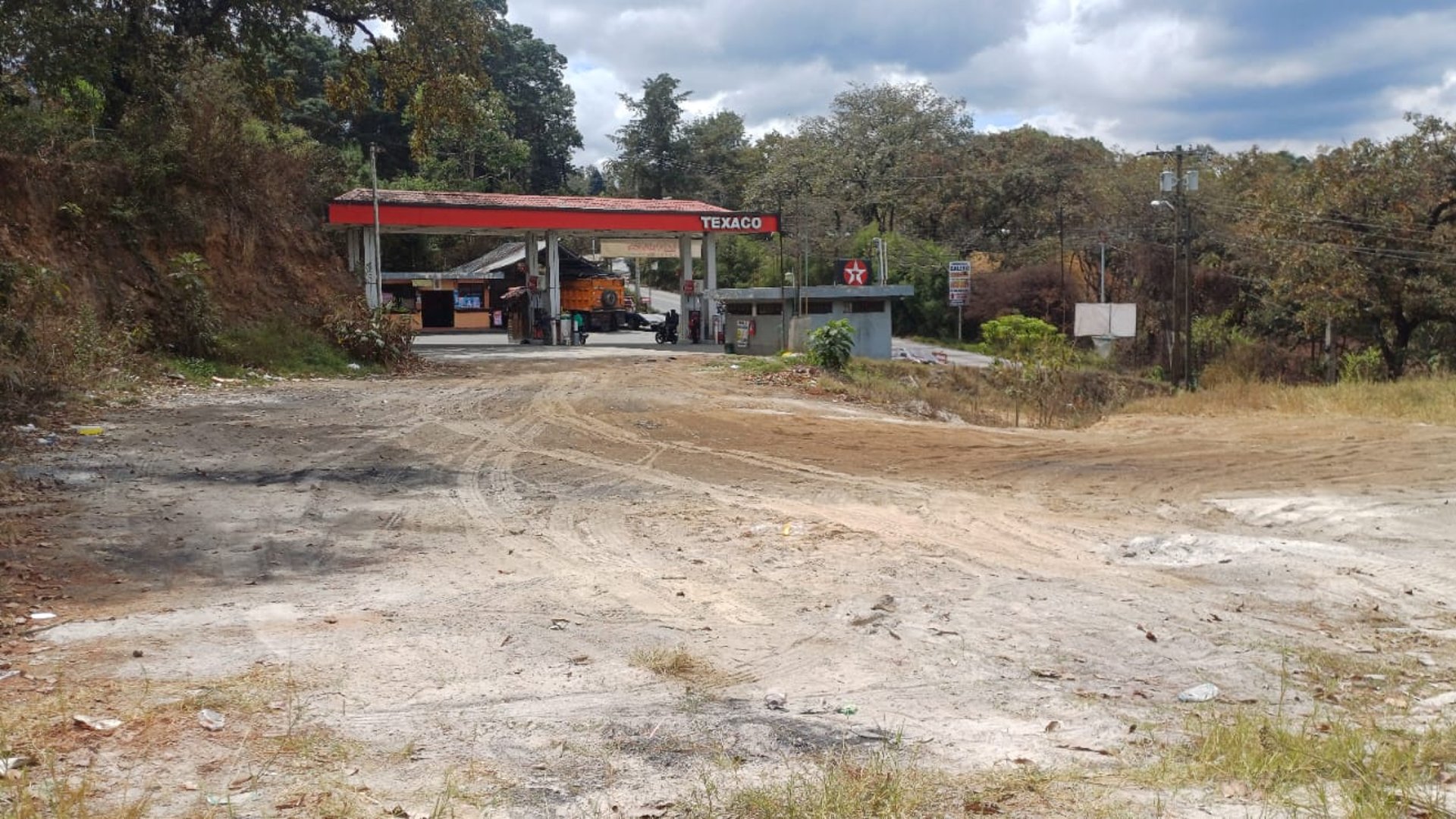 Gasolinera acreditada con 3 terrenos - Miniatura 13