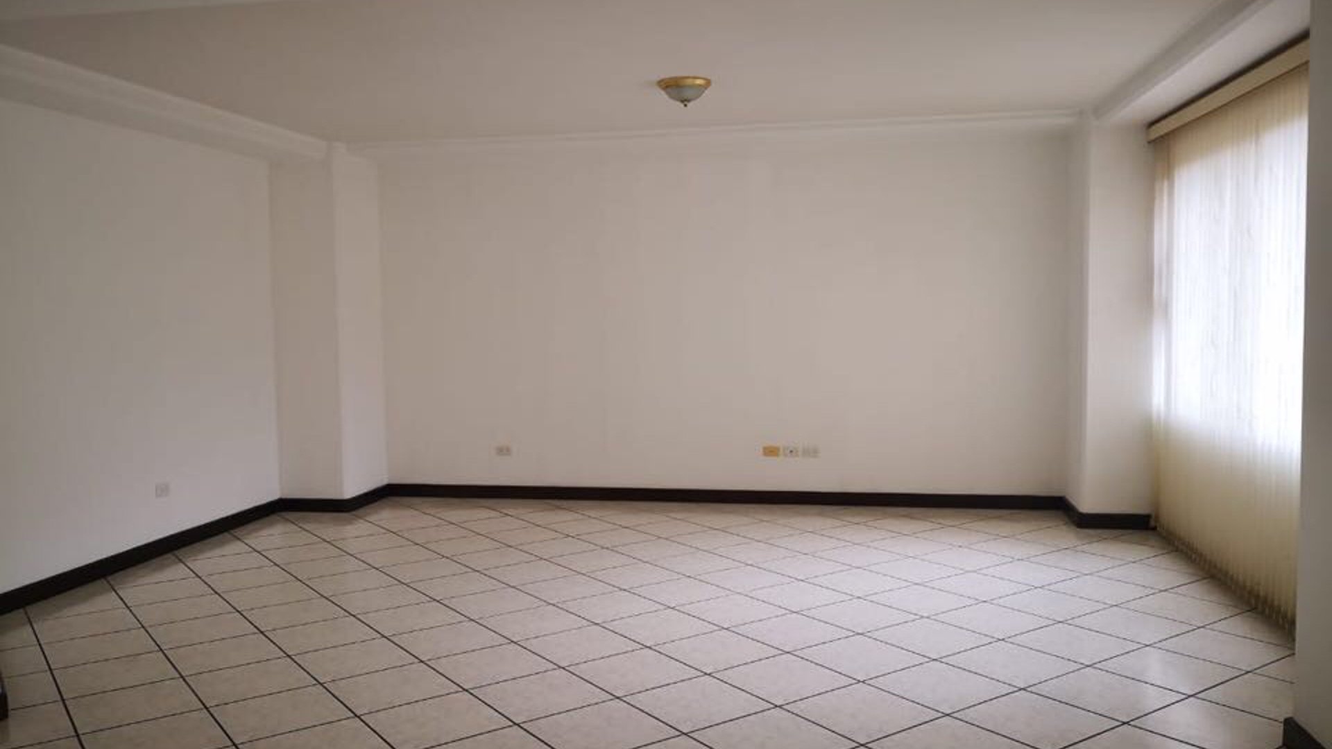 Alquilo amplio apartamento en Primer Nivel en  Zona 15  VH1 - Miniatura 3