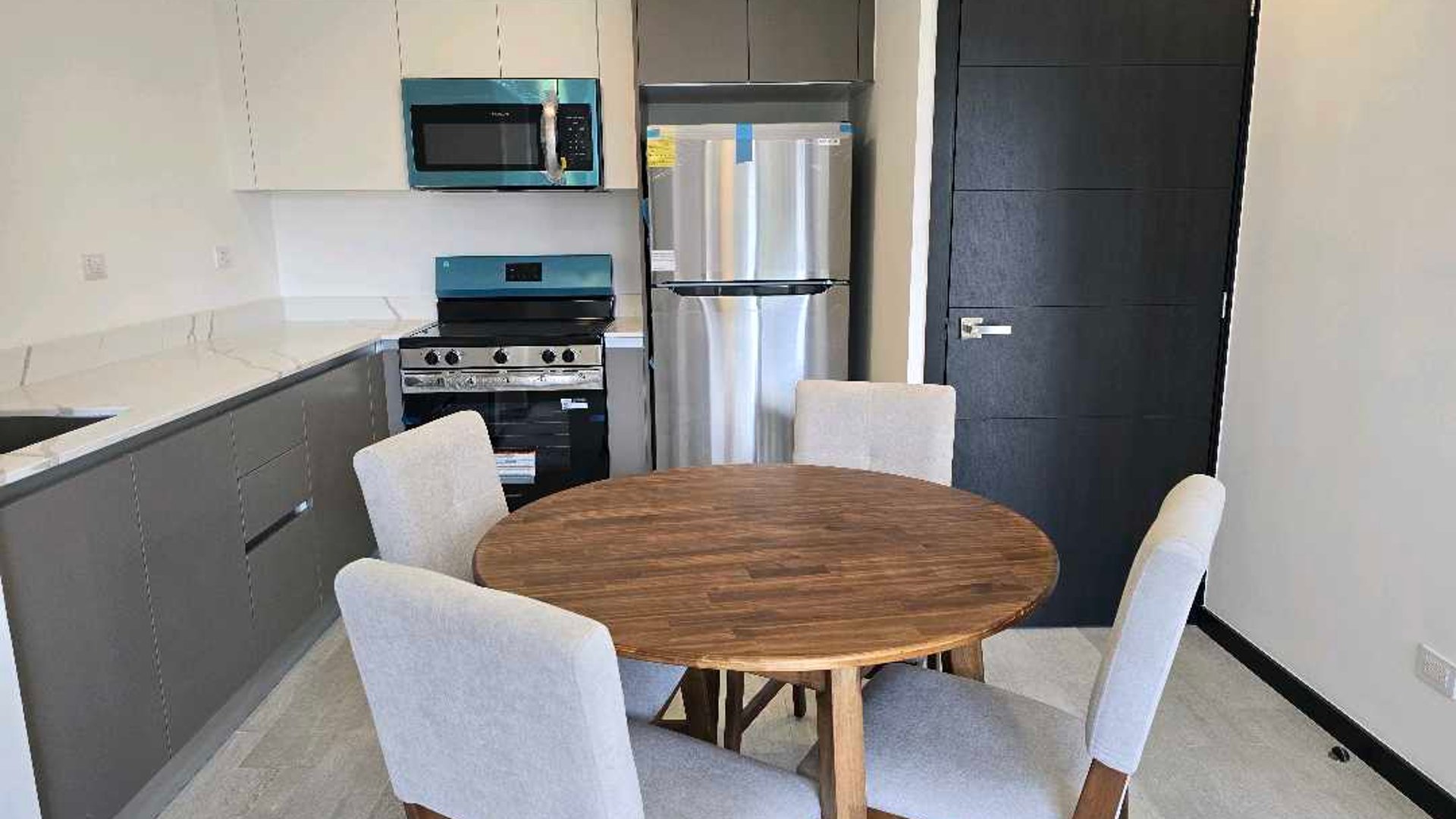 APARTAMENTO SEMIAMUEBLADO EN ALQUILER EN ZONA 13 - Miniatura 5