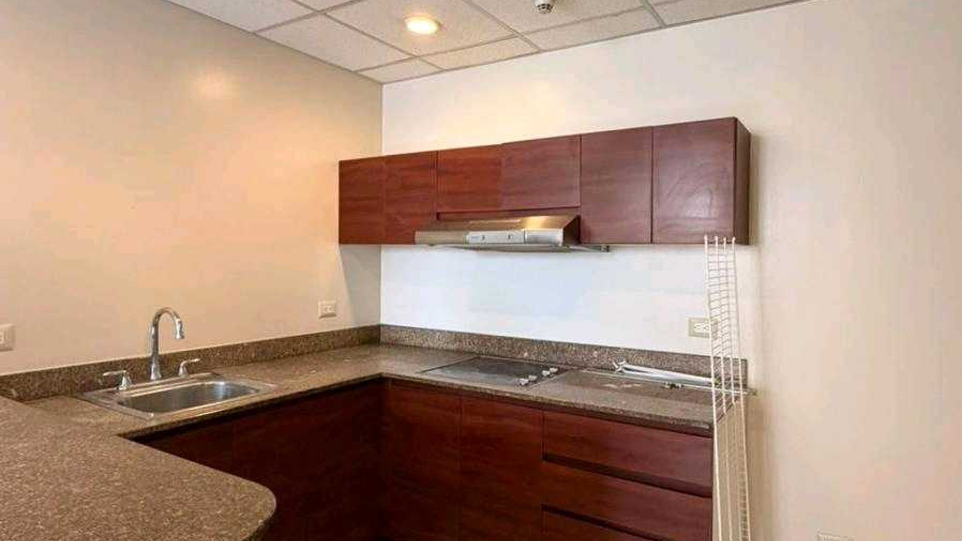 APARTAMENTO EN ALQUILER ???? Edificio Adriatika, Zona 14 - Miniatura 4
