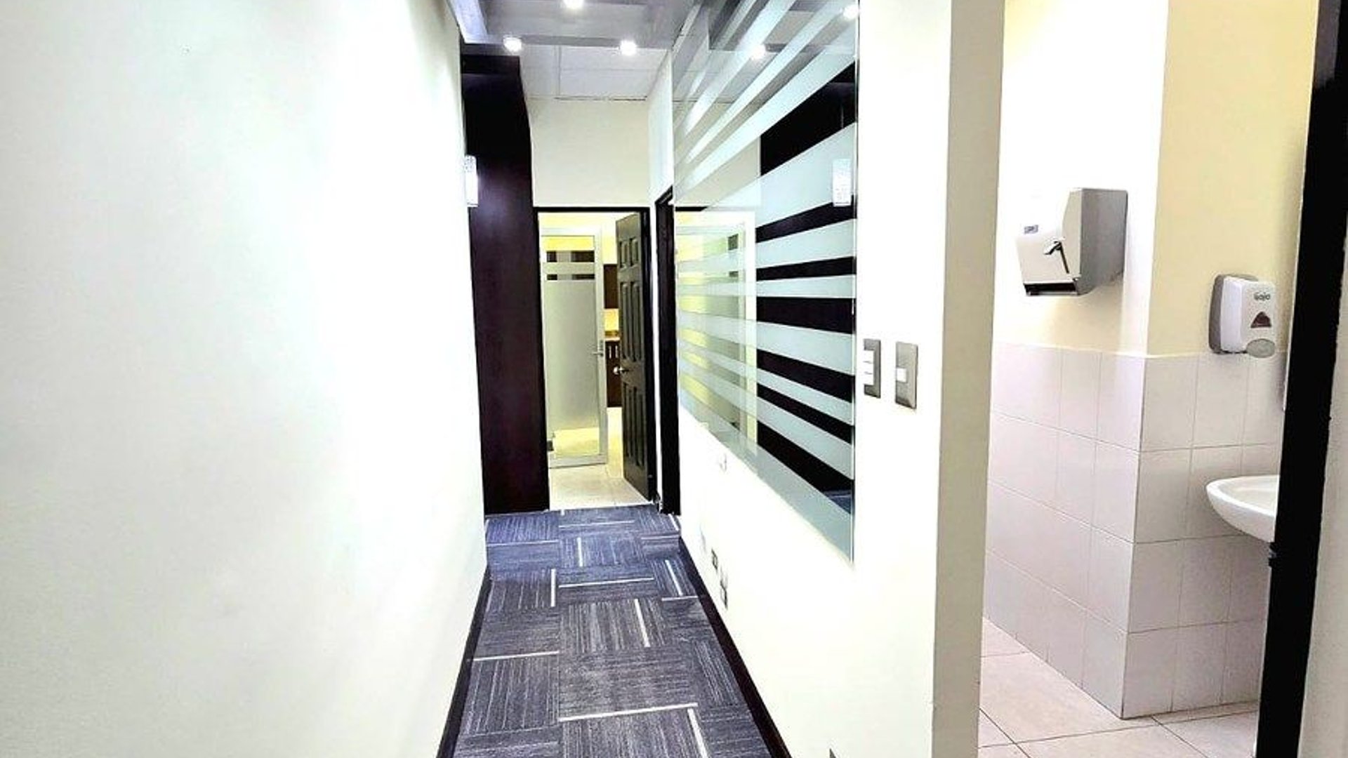 OFICINA GRANDE Y MODERNA EN ZONA PRADERA‼️ - Miniatura 6