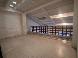 Local en Renta con 96m2 con Mezanine en Zona 10 - 3