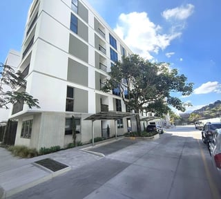 APARTAMENTO EN VENTA CON JARDÍN – EDIFICIO IRIDIA | ZONA 13