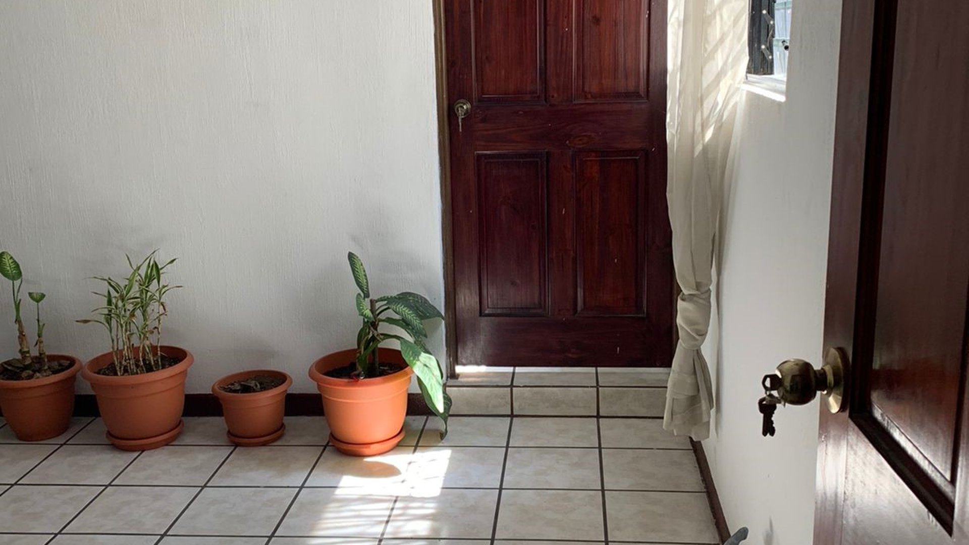 Vendo Casa con Apartamento independiente en Zona 13 - Image 1