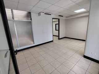 Alquilo amplia Oficina en edificio 74 en zona 9 Ref-4769 - 4