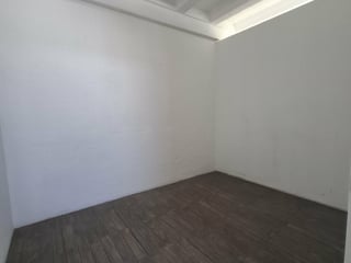 En Renta local con mezanine de 102m2 en Zona 10 - 3