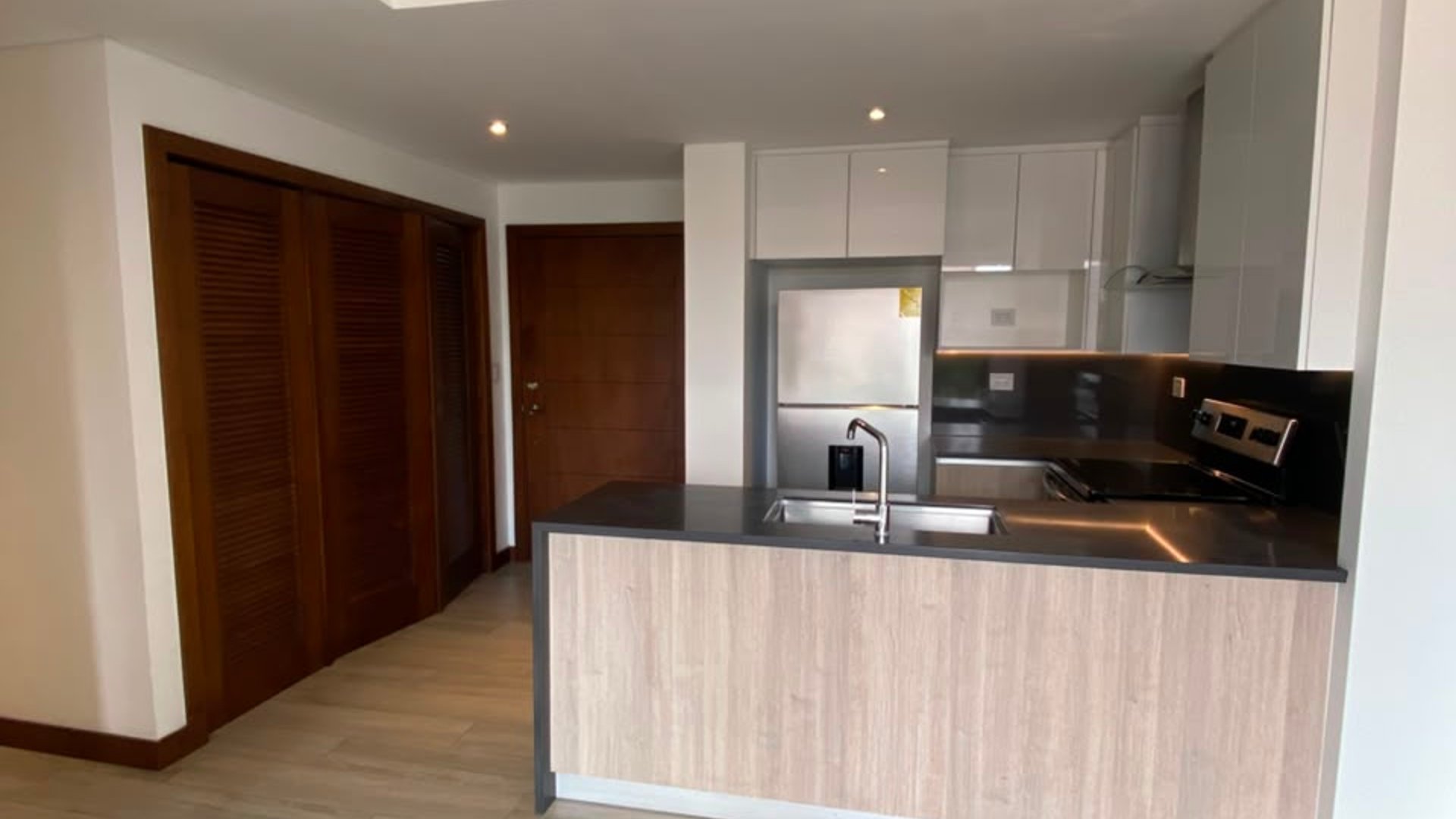 ???? APARTAMENTO EN RENTA – 2 HAB + BALCÓN | RESERVA DIEZ | ZONA 10 - Miniatura 3