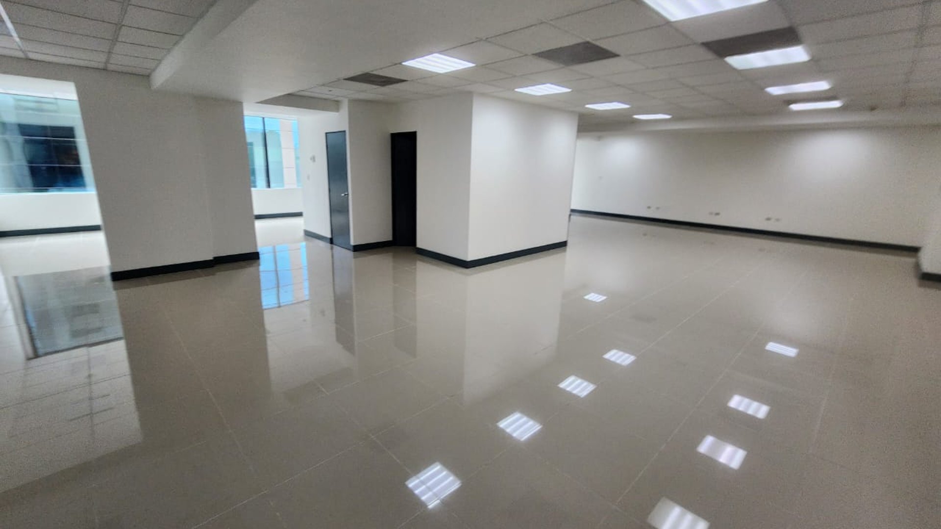 Oficina en renta con 4 parqueos en zona 14 Ref-4984