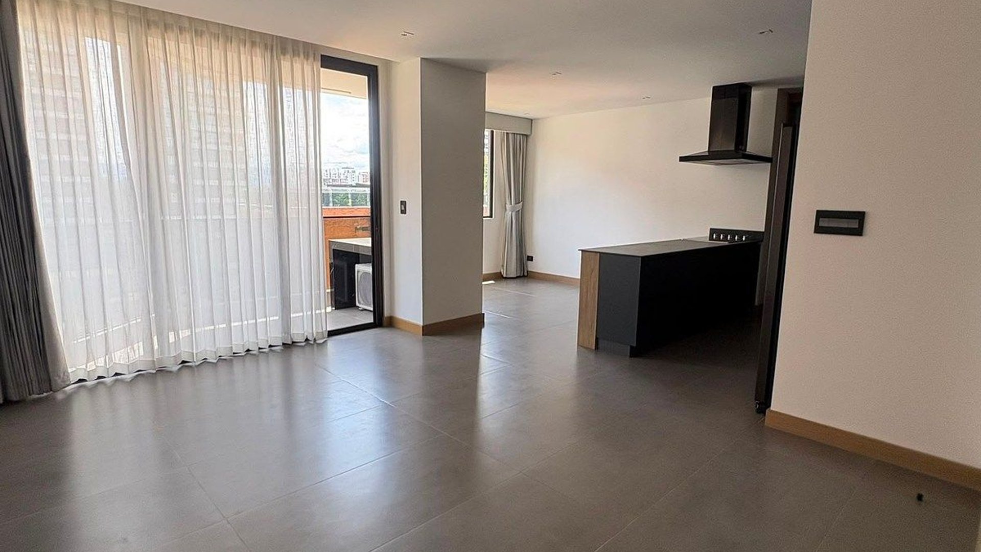 Apartamento en Alquiler  Edificio Torre Vertic Zona 14 - Miniatura 3