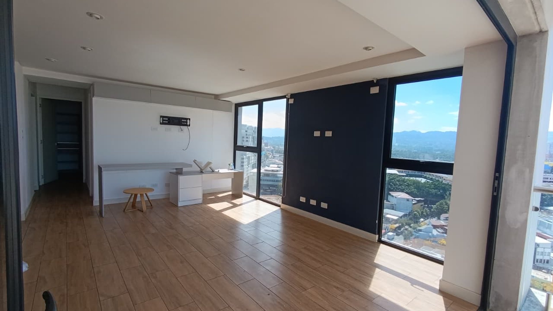 ALQUILO APARTAMENTO CON TERRAZA EN ZONA 4 EDIFICIO QUO