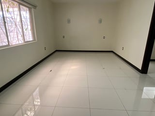 📍 CASA EN RENTA – 3 HAB + JARDÍN | RESIDENCIAL OAKLAND | ZONA 10 - 5