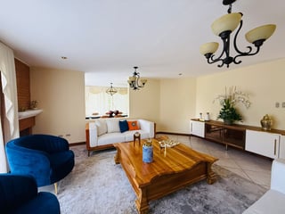 VENTA DE AMPLIA Y CÉNTRICA CASA - SAN LAZARO, ZONA 15 - 2