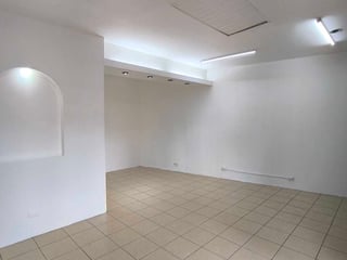 Alquilo Local Comercial en Plaza Utatlan Zona 7 - 2