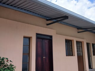 Venta de Casa en área comercial de la zona 13 Pamplona - Image 4