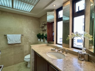 en Venta apartamento Amueblado y Equipado en la zona 10 - Image 11