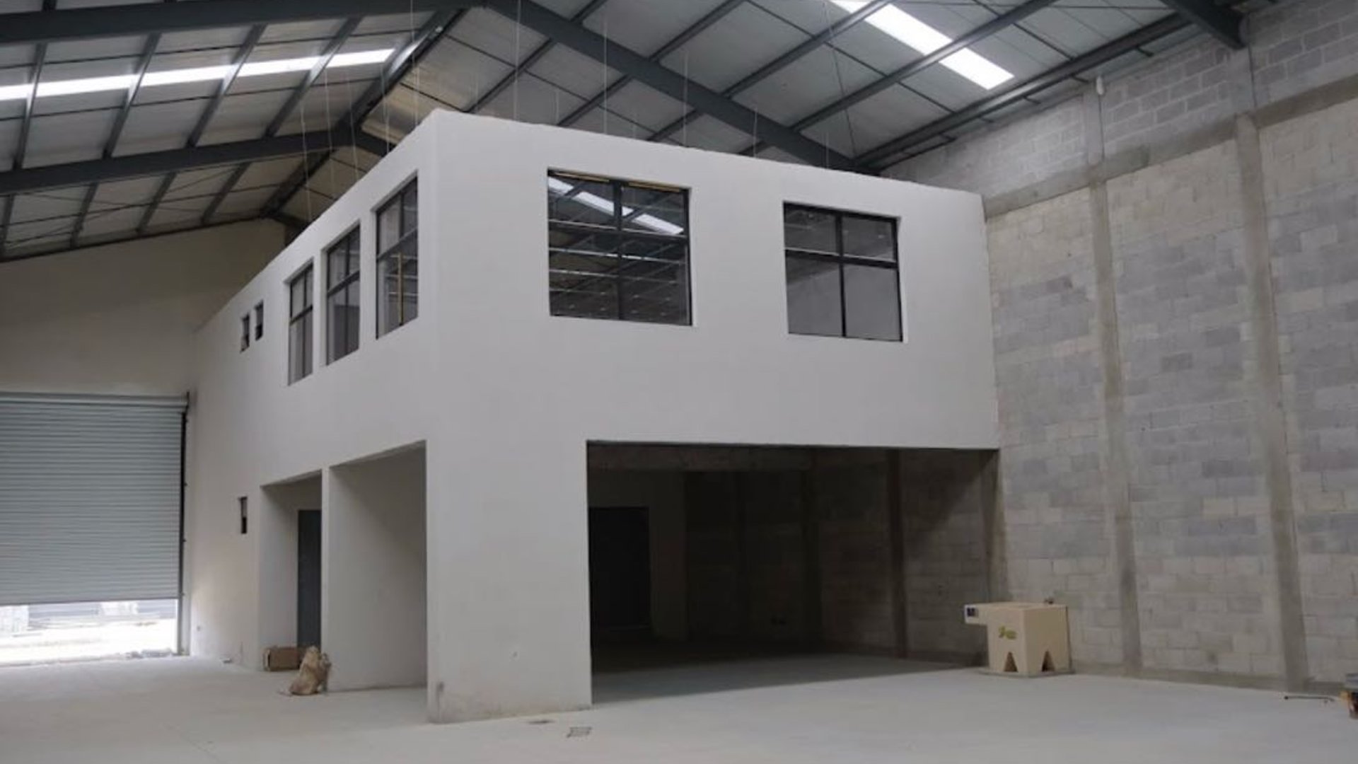 Alquilo Ofibodega para estrenar en Complejo Empresarial Chimaltenango - Miniatura 3