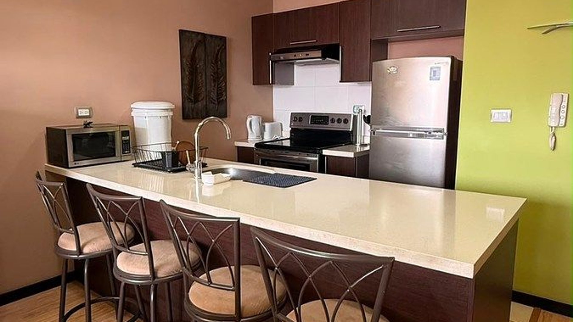 APARTAMENTO AMUEBLADO EN RENTA | TORRE 14, ZONA 14 - Image 1