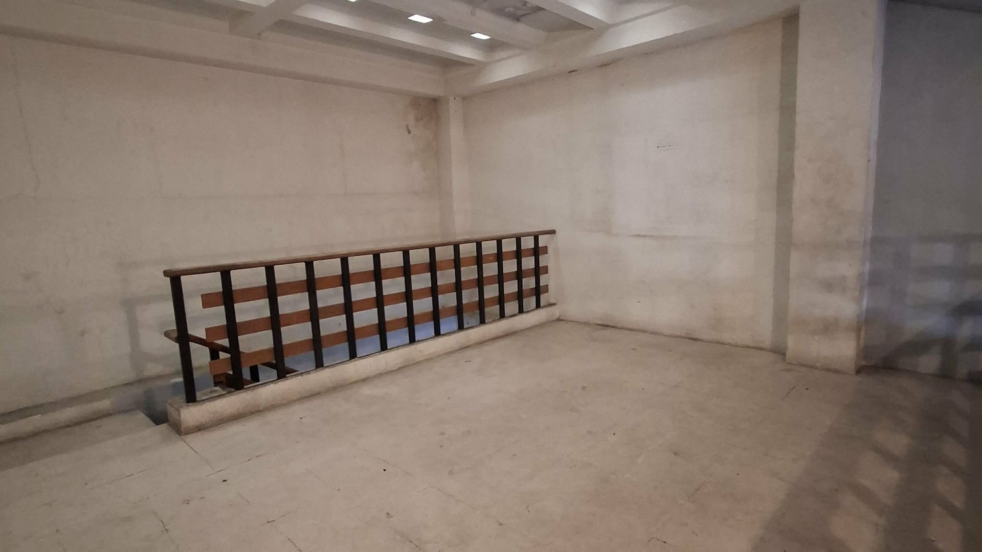 Local en Renta con 96m2 con Mezanine en Zona 10