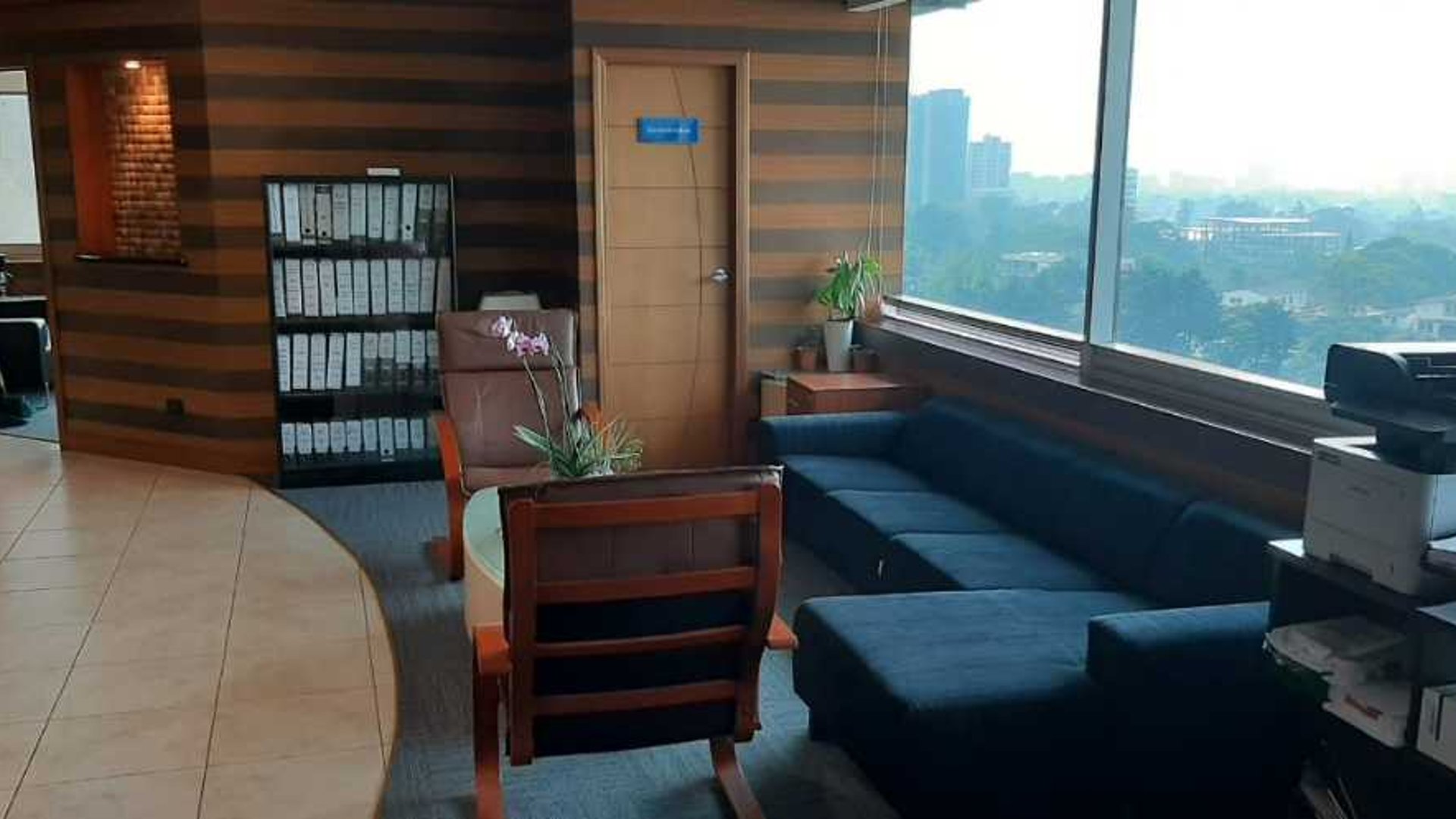Vendo o Rento amplias oficinas Edif Avante Zona 15 - Miniatura 17