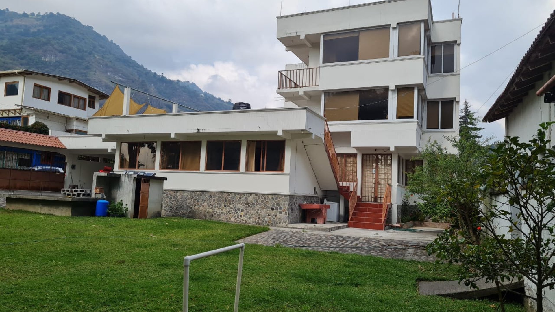 Propiedad con 3 apartamentos independientes | Ideal inversión cerca a Panajachel