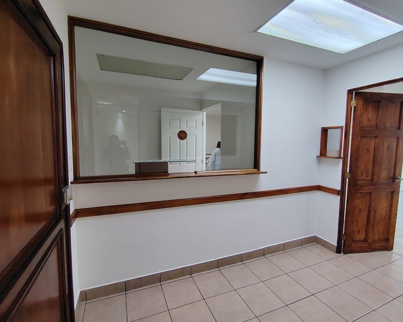 Oficina tabicada en renta en edificio corporativo en zona 14 Ref-5704