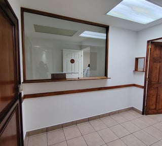 Oficina tabicada en renta en edificio corporativo en zona 14 Ref-5704