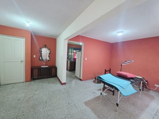 Casa en Venta con Apartamento y Locales en Zona 2 Mixco - 3